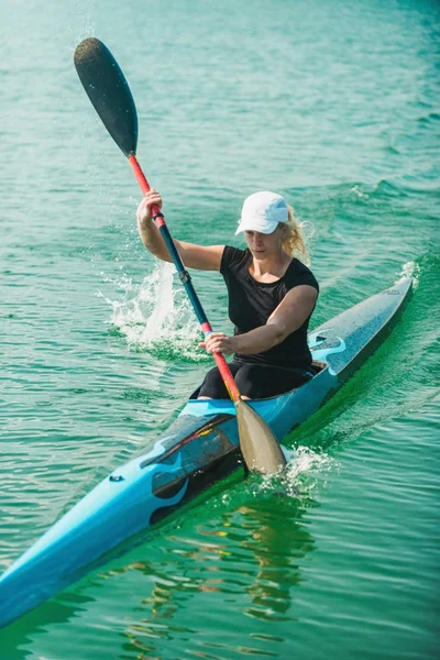 Kayak Femenino Entrenando Lago —  Fotos de Stock