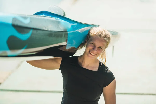 Mulher Kayaker Com Seu Barco — Fotografia de Stock