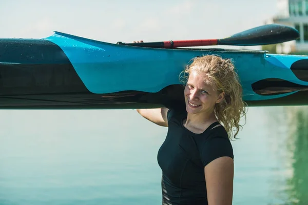 Mulher Kayaker Com Seu Barco — Fotografia de Stock
