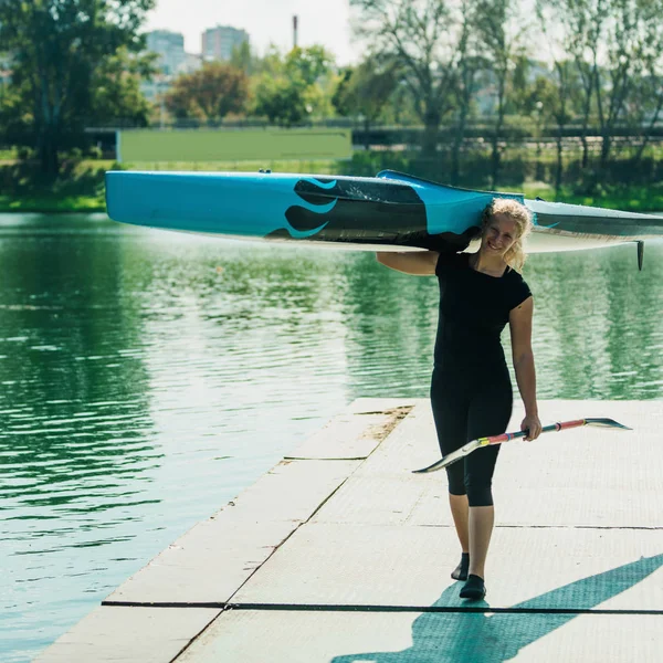Onun teknesi ile kadın kanocu