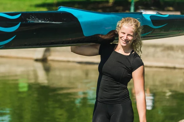 Mulher Kayaker Com Seu Barco — Fotografia de Stock
