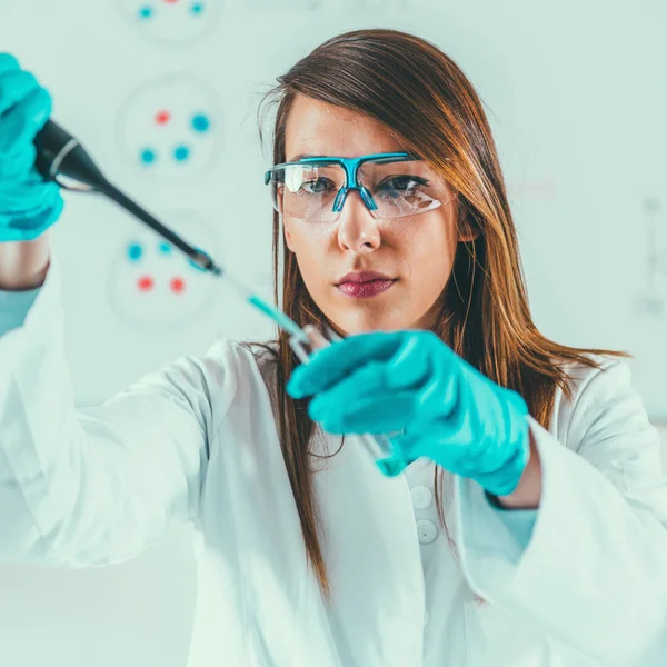 Life Science Research Technician Using Micro Pipette — Stock Photo, Image