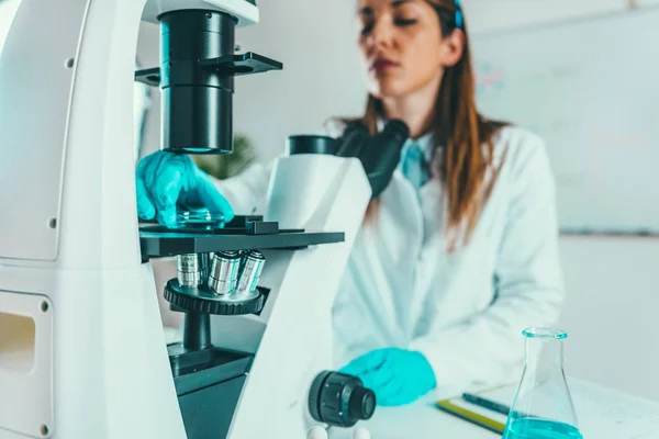 Cientista Trabalhando Laboratório Colocando Lâmina Microscópio Palco — Fotografia de Stock