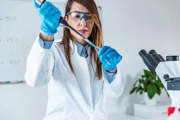 Técnico Laboratorio Con Micro Pipeta — Foto de Stock