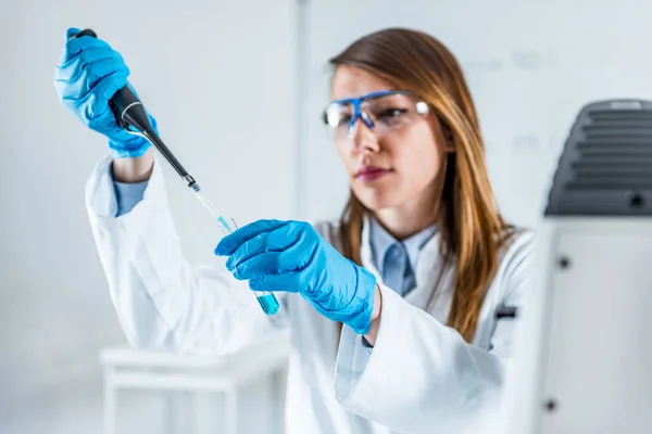 Técnico Laboratório Usando Micropipeta — Fotografia de Stock