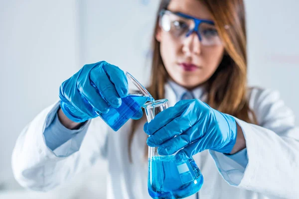 Біотехнології Жінка Вчена Працює Лабораторії — стокове фото