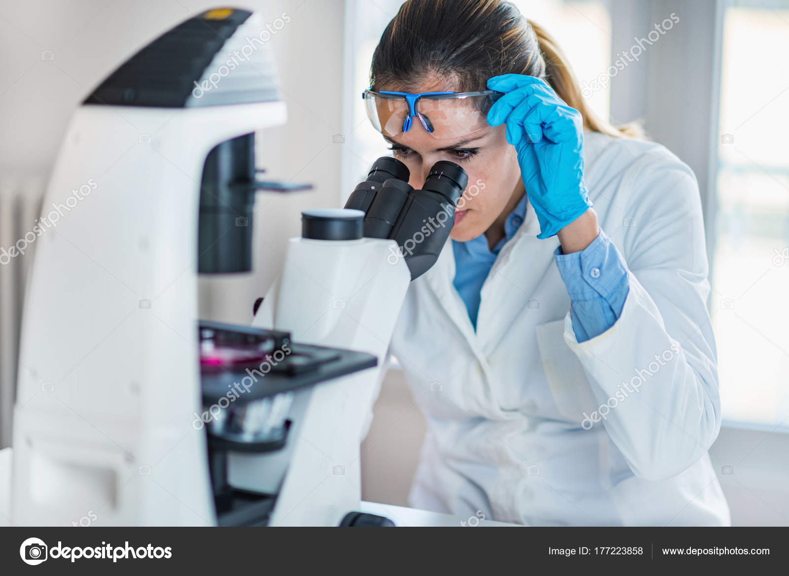 Female Chemist Lab Technician Researching Samples Laboratory — Stock