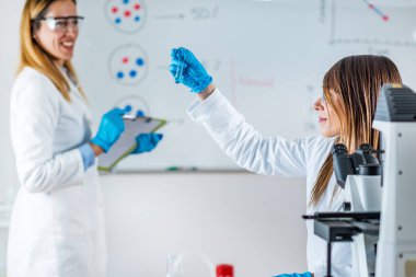 Bilimsel laboratuar araştırmaları. Onların laboratuarda çalışan bilim adamları