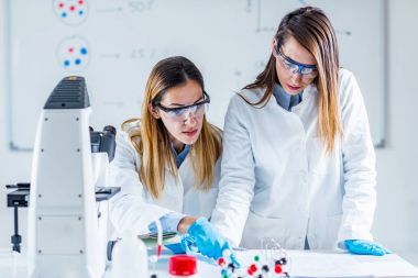 Biyoteknoloji bilim adamları not alma