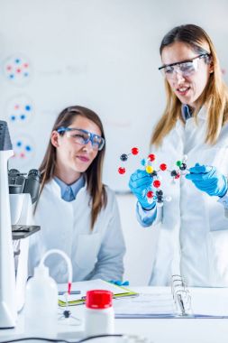 Bilimsel laboratuar araştırmaları. Laboratuvarda çalışan bilim adamları