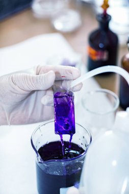 Laboratuarda çalışan Mikrobiyoloji bilim adamı 