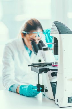 Örnekleri laboratuvar araştırma kadın bilim adamı