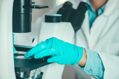 Laboratuvarda çalışan bilim araştırmacı