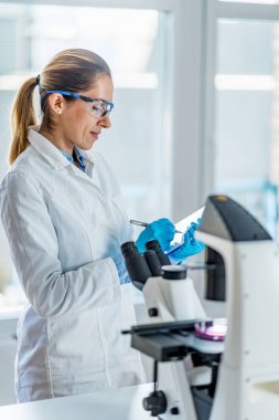 Laboratuvarda çalışan kadın bilim adamı.