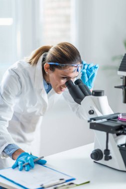 Laboratuvarda çalışan kadın bilim adamı.