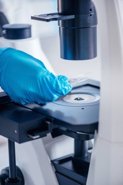 Laboratuvarda çalışan bilim araştırmacı