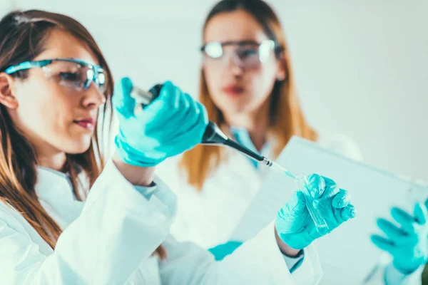 Life Science Research Technicians Using Micro Pipette — Stock Photo, Image