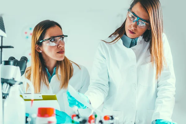 Life Sciences Researchers Taking Observation Notes — Stock Photo, Image