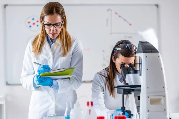 Scienziati Che Lavorano Nel Loro Laboratorio — Foto Stock