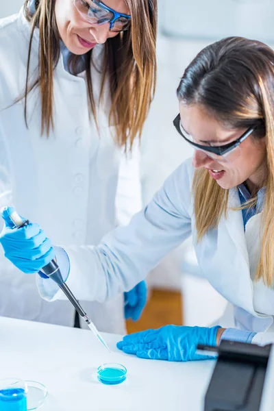Life Science Research Technicians Using Micro Pipette — Stock Photo, Image