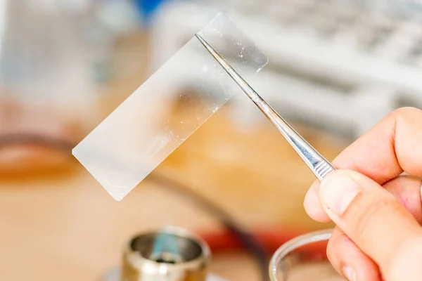 Trabalho Laboratório Cientista Segurando Lâmina Microscópio Sobre Chama — Fotografia de Stock