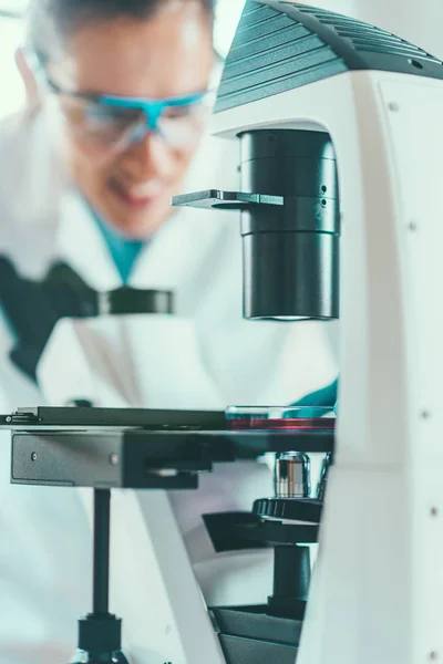 Female Chemist Lab Technician Researching Samples Laboratory — Stock Photo, Image