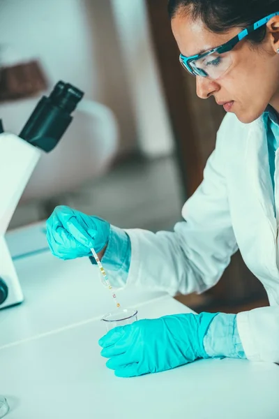 Técnico Feminino Trabalhando Laboratório — Fotografia de Stock