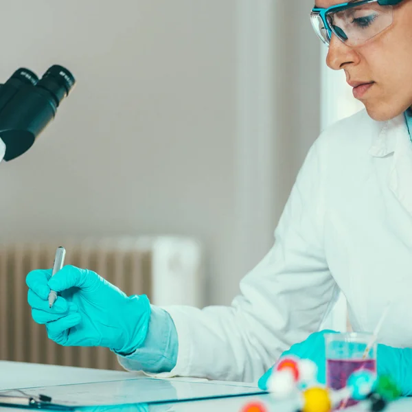 Vrouwelijke Wetenschapper Werkzaam Laboratorium — Stockfoto