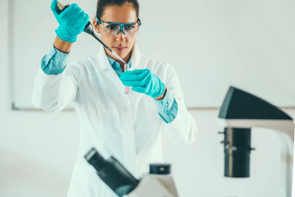 Laboratuvarda Çalışan Kadın Bilimsel Araştırmacı — Stok fotoğraf