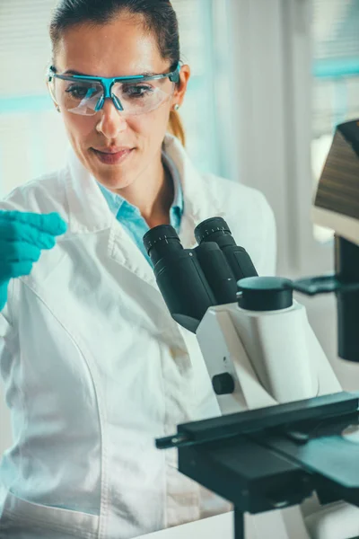 Женщины Учёные Работающие Лаборатории — стоковое фото