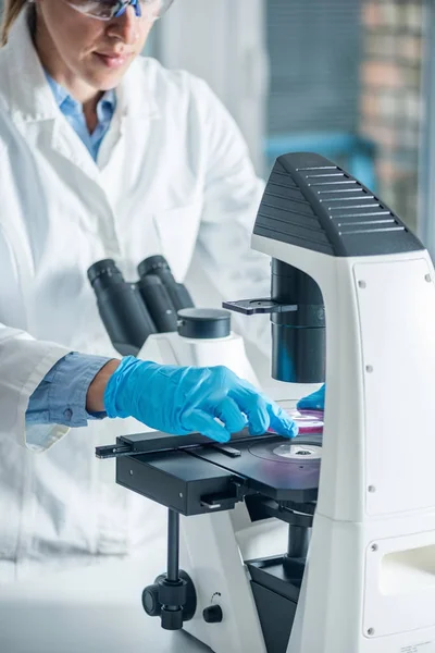 Científica Femenina Trabajando Laboratorio —  Fotos de Stock