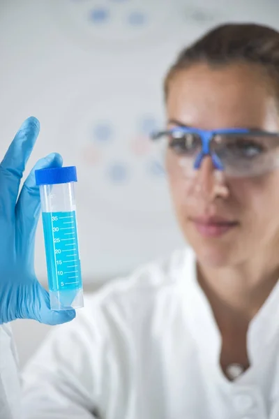 Researcher Holding Graduated Cylinder — Stock Photo, Image