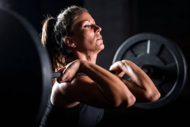 Eğitim içinde jimnastik salonu kadın halter