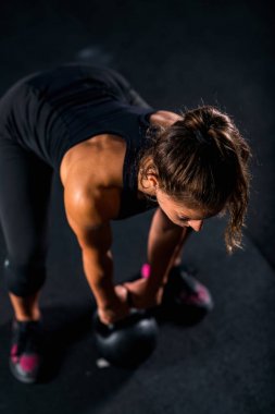 Kadın atlet kettlebell ile kapalı egzersiz