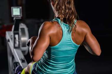 Kadın atlet kürek makine üzerinde egzersiz