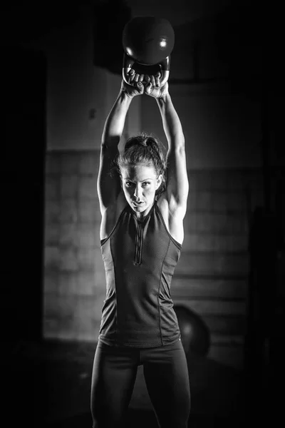 Mulher Atleta Exercício Com Kettlebell Dentro Casa — Fotografia de Stock