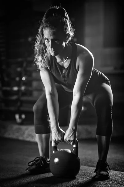 Mujer Atleta Haciendo Ejercicio Con Kettlebell Interiores — Foto de Stock