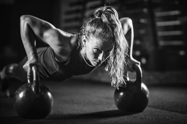 Kadın Atlet Kettlebell Ile Kapalı Egzersiz — Stok fotoğraf