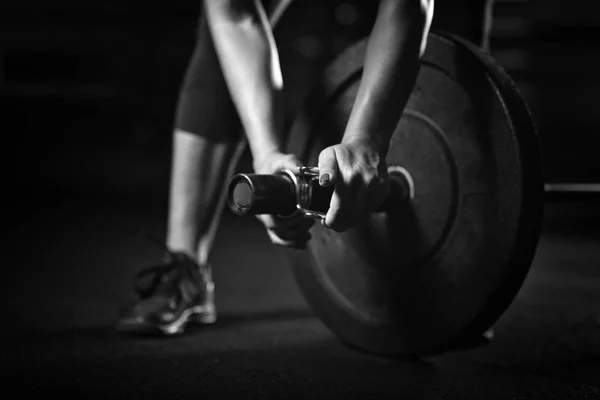 Kvinna Tyngdlyftning Träning Gymmet — Stockfoto