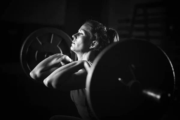 Levantamiento Pesas Mujer Entrenamiento Gimnasio — Foto de Stock