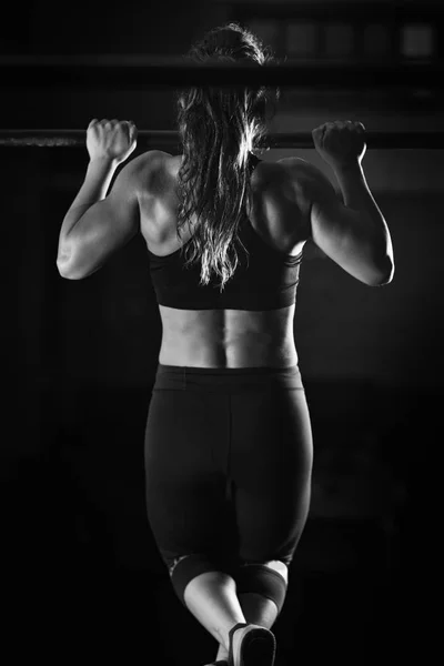 Atlet Žena Dělá Pull Ups Tělocvičně — Stock fotografie