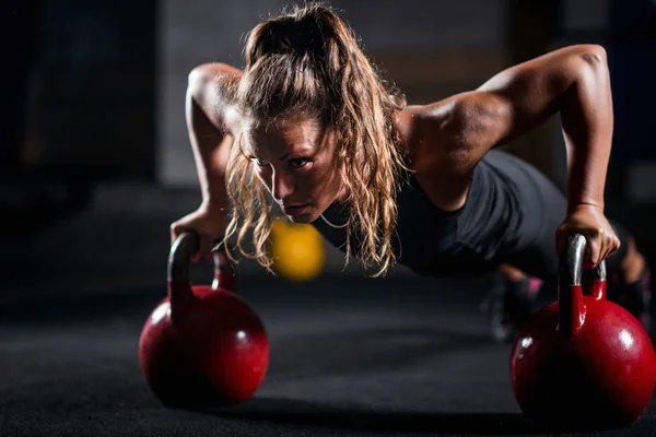 Sportlerin Trainiert Mit Kettlebells Innenraum — Stockfoto