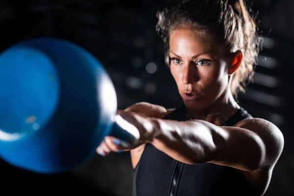 Kadın Atlet Kettlebell Ile Kapalı Egzersiz — Stok fotoğraf