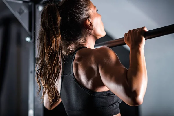 Mulher Atleta Fazendo Pull Ups — Fotografia de Stock