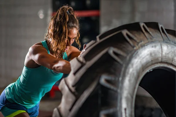 Kadın Atlet Ile Lastik Egzersiz — Stok fotoğraf