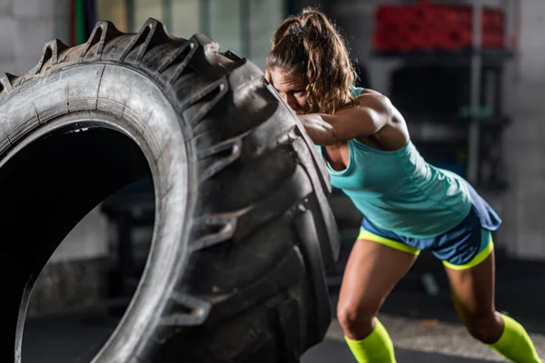 Kadın Atlet Ile Lastik Egzersiz — Stok fotoğraf