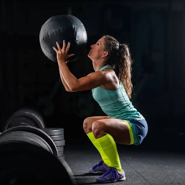 Mulher Atleta Exercitando Com Bola Medicina — Fotografia de Stock