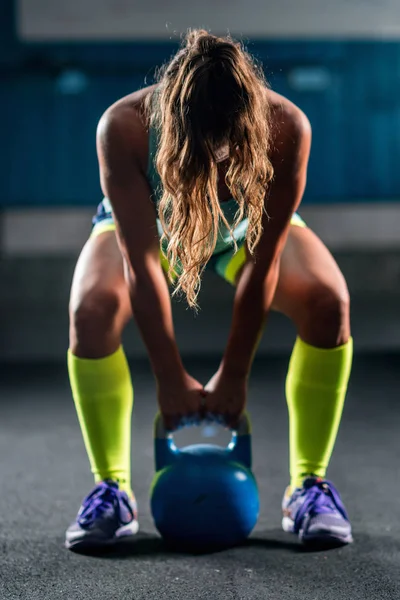 Mulher Atleta Exercitar Com Kettlebell — Fotografia de Stock