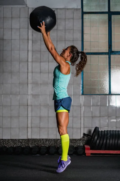 Mujer Atleta Haciendo Ejercicio Con Balón Medicina — Foto de Stock