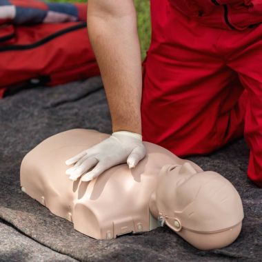 CPR eğitim açık havada. Cpr bebek ameliyat yeniden canlandırma